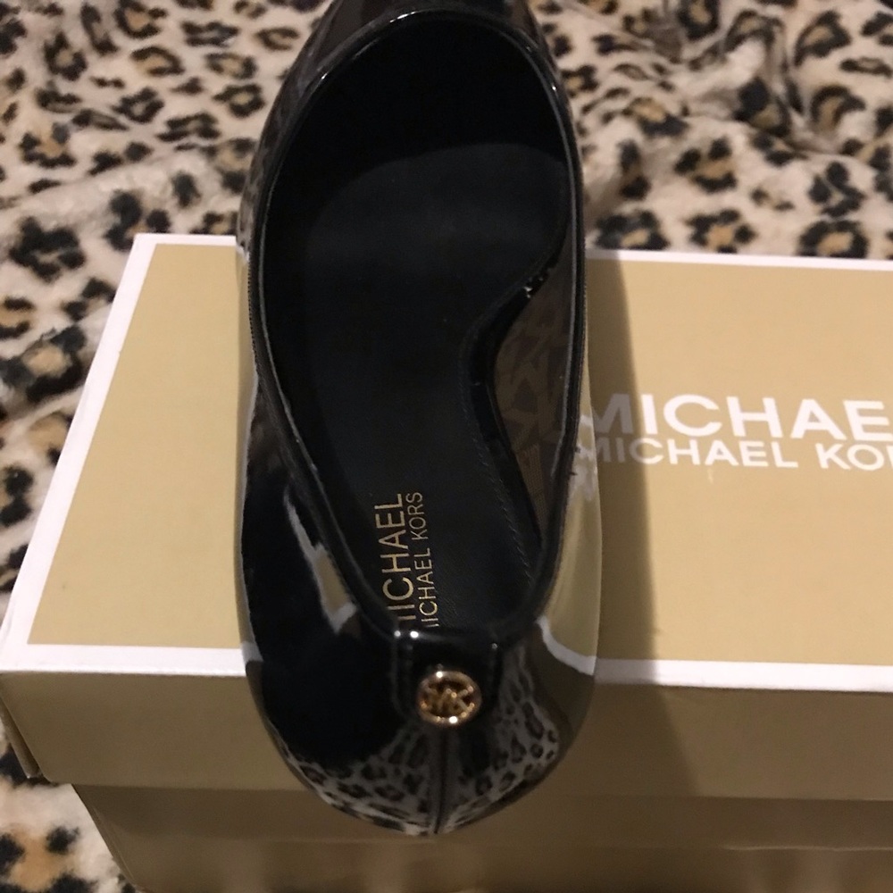 Michael Kors NWT Alina Flex Pointed Toe Kitten Heel Pump in Size 7 - HOST PICK ๐ - Picture 9 of 16